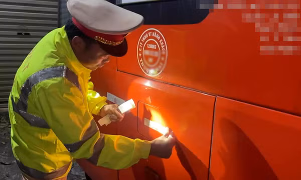 Phạt 102 triệu đồng với chủ và lái xe ôtô nhồi nhét khách