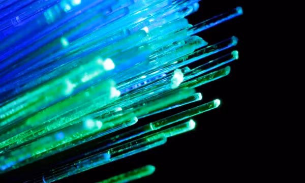 Trung Quốc tuyên bố đột phá công nghệ: Băng thông cáp quang tăng 10.000 lần nhờ mạng neuron nhân tạo