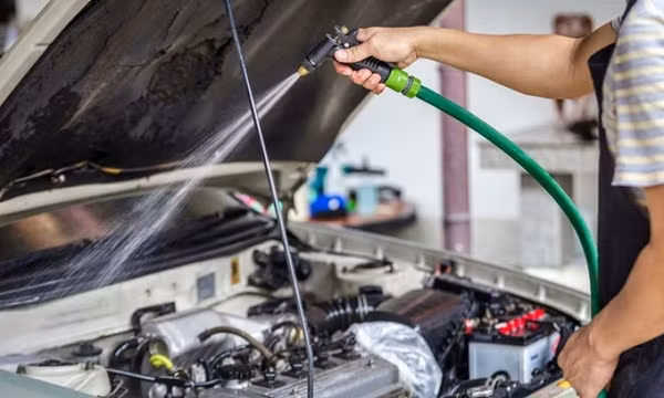 Có nên xịt rửa trực tiếp vào khoang máy ô tô?