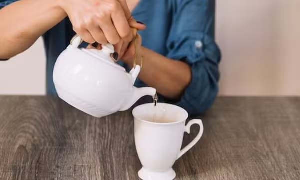 Pha trà giúp loại bỏ chì và các kim loại nặng khỏi nước