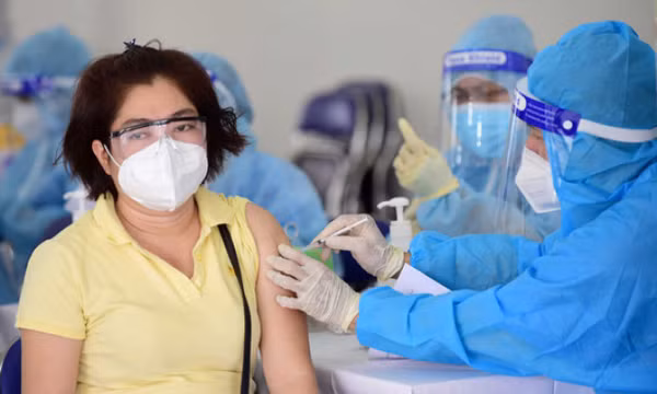 Một số người nổi hạch sau tiêm vắc xin ngừa COVID-19 mũi 3, vì sao?