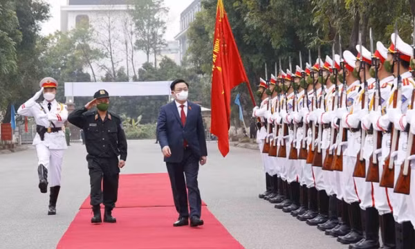 Chủ tịch Quốc hội chúc Tết, kiểm tra công tác ứng trực của Cảnh sát Cơ động