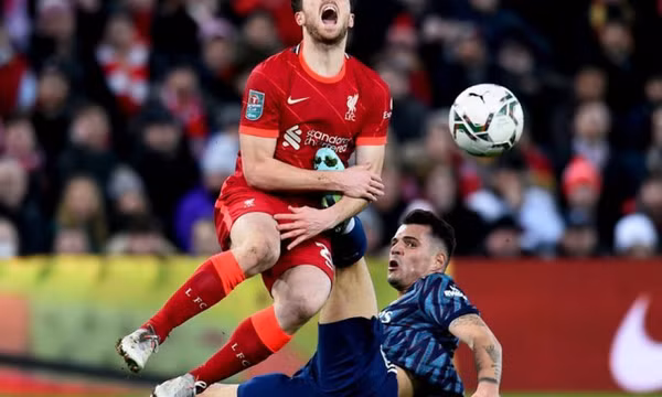 Tiền vệ Arsenal bị chê 'có vấn đề về não'