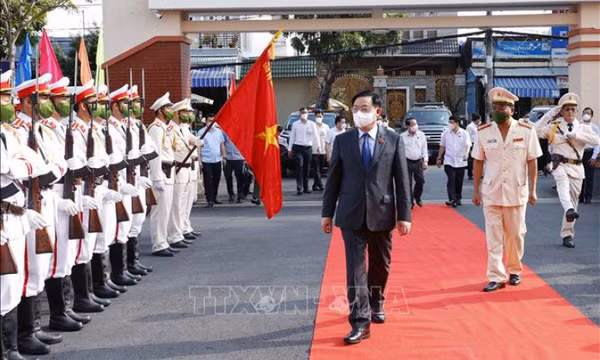 Chủ tịch Quốc hội chúc Tết cán bộ, chiến sĩ Công an tỉnh Cà Mau