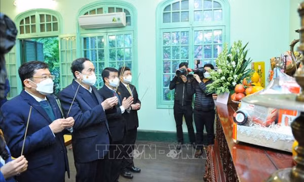 Dâng hương tưởng nhớ các đồng chí nguyên lãnh đạo Đảng, Nhà nước
