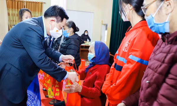 Chủ tịch Quốc hội Vương Đình Huệ tặng quà Tết người nghèo tại Nghệ An