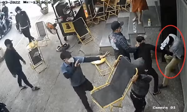 Mâu thuẫn làm ăn, một giám đốc bị nhóm người xăm trổ đánh hội đồng