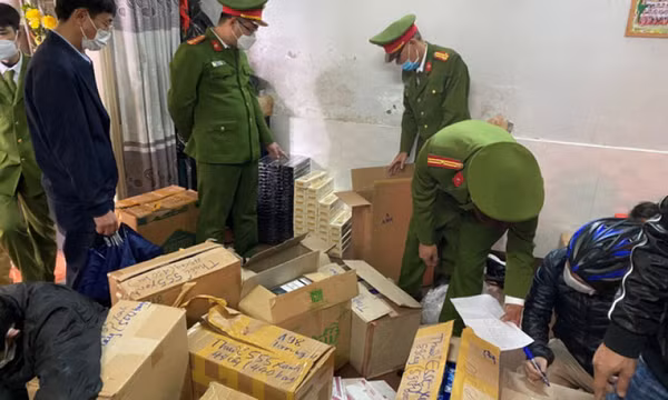 Bắt giữ đối tượng mua bán, tàng trữ hàng ngàn bao thuốc, cigar lậu