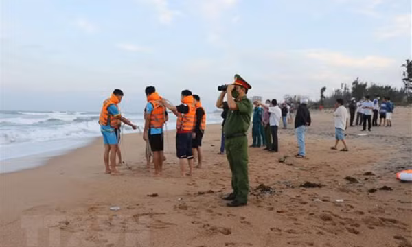 Hai học sinh bị sóng biển cuốn trôi mất tích