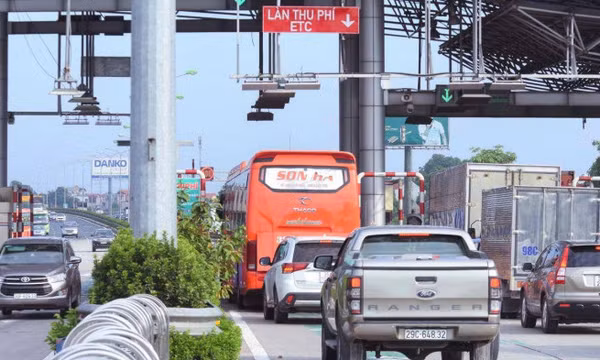 Vì sao xe dán thẻ thu phí không dừng không qua được trạm trên cao tốc?