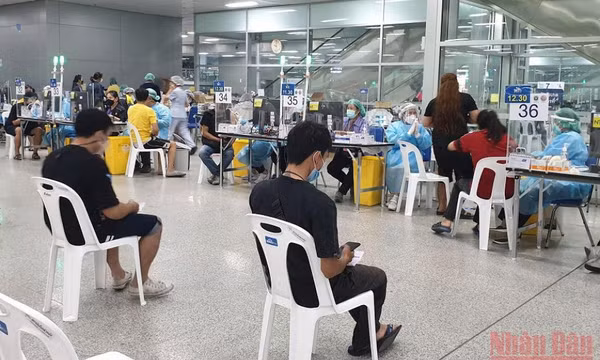 Số ca nhiễm Omicron tăng mạnh, Thái Lan áp dụng hình thức làm việc tại nhà