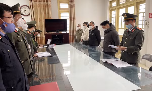 Lào Cai bắt tạm giam 5 đối tượng về tội 'Giả mạo trong công tác'