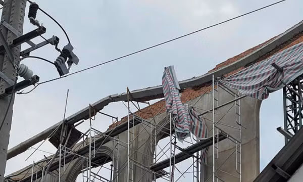 Sập giàn giáo công trình, hai người chết