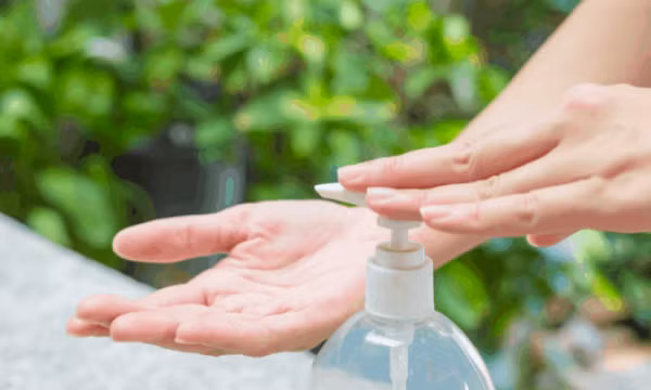 Thu hồi hai lô sát khuẩn tay không đạt chất lượng