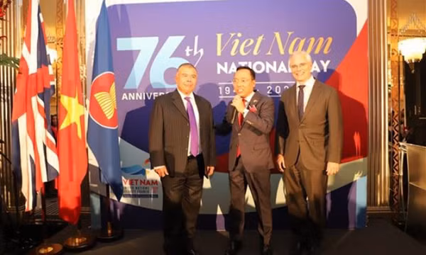 Giáo sư gốc Việt được Nữ hoàng Anh phong Hiệp sỹ vì nỗ lực chống dịch