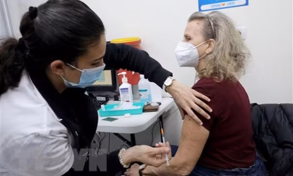 Israel: Liều vaccine thứ 4 không đủ ngăn ngừa biến thể Omicron