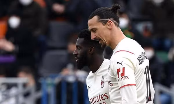Ibrahimovic đưa Milan lên đỉnh Serie A