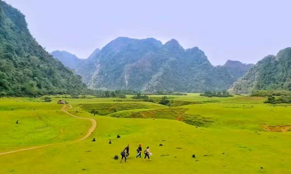 Vẻ đẹp hoang sơ, độc đáo của thảo nguyên giữa vùng núi đá