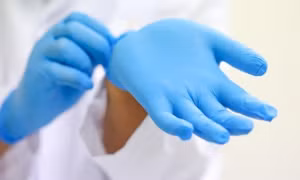 Bán khống găng tay y tế, chiếm đoạt 40 tỷ đồng