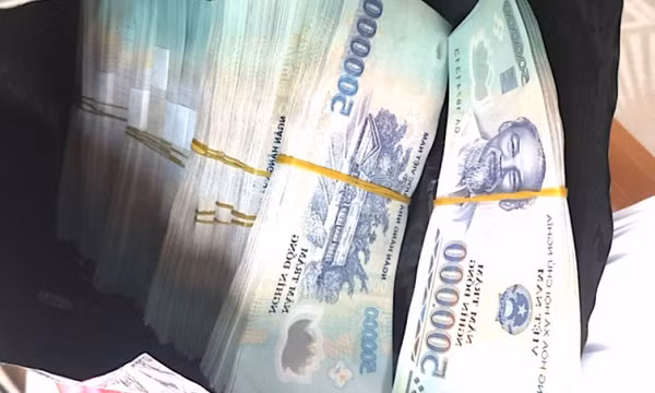 Chuyển tiền tỷ của bạn gái mới quen sang tài khoản của vợ