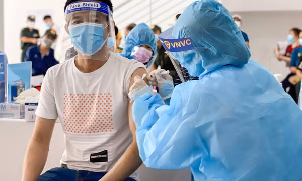 Thúc đẩy mạnh mẽ, quyết liệt việc tiêm vaccine phòng COVID-19, bảo đảm an toàn, hiệu quả