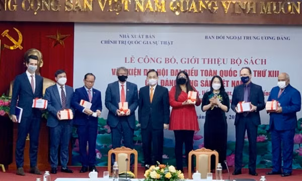 Xuất bản bộ sách Văn kiện Đại hội đại biểu toàn quốc lần thứ XIII bằng 7 ngoại ngữ