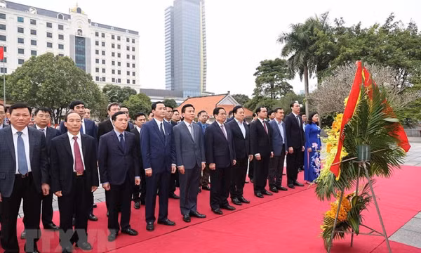 Thủ tướng dâng hoa tại khu tưởng niệm Bác Hồ ở Thanh Hóa