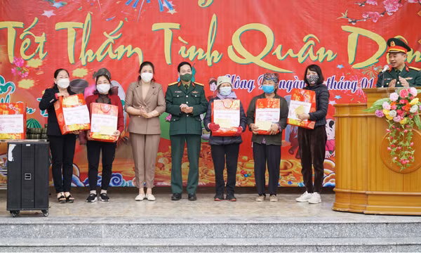 Sôi nổi chương trình “Tết thắm tình quân dân”