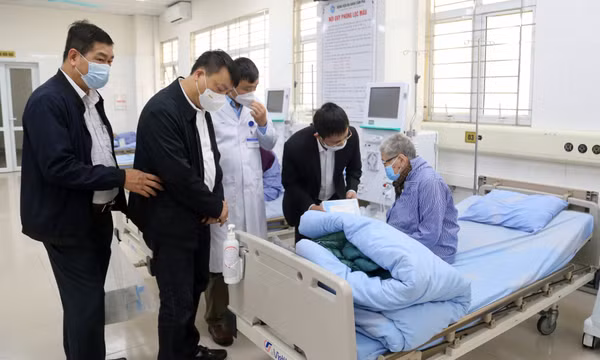 Hội Nhà báo Việt Nam tỉnh Quảng Ninh tặng quà Tết y, bác sĩ và bệnh nhân khó khăn