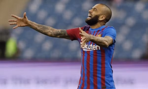Dani Alves đi vào lịch sử El Clasico