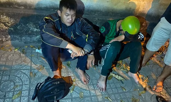 Người dân vây bắt nhanh 2 đối tượng cướp giật