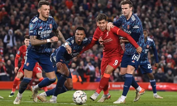 Liverpool bất lực trước 10 cầu thủ Arsenal