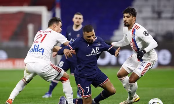 PSG chia điểm trong ngày vô duyên của Mbappe