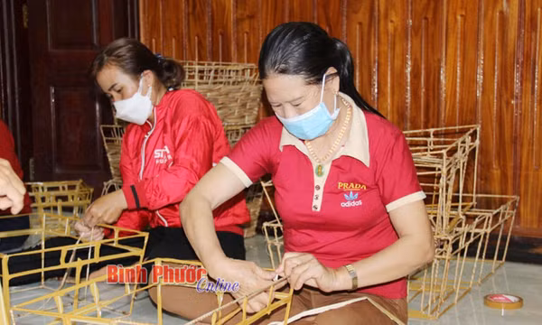 Mở rộng nghề đan giỏ lục bình ở Hưng Phước