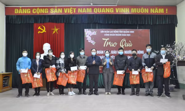 Trao quà Tết hỗ trợ đoàn viên, giáo viên người lao động, học sinh có hoàn cảnh khó khăn