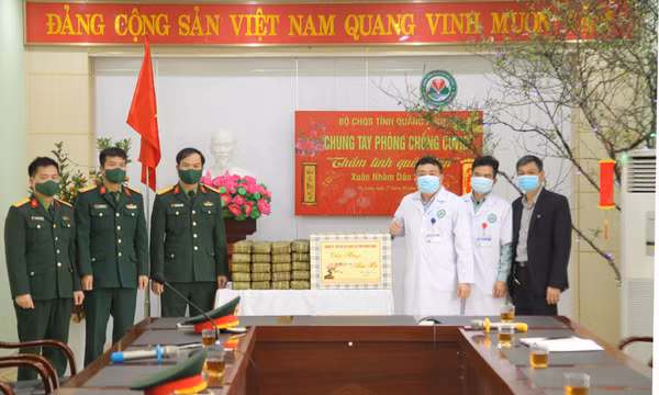 Tặng quà Tết cho y, bác sĩ, người cách ly phòng dịch Covid-19 và gia đình quân nhân Trường Sa