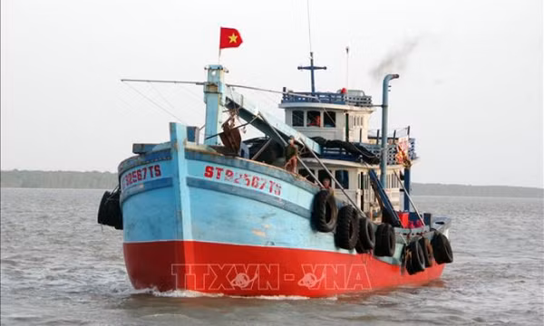 Bộ đội Biên phòng Sóc Trăng tiếp nhận 2 ngư dân gặp nạn trên biển