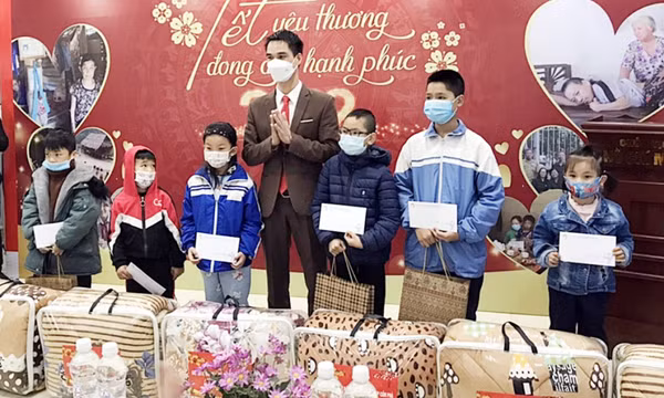 Trao 100 suất quà Tết cho người có hoàn cảnh khó khăn TP Cẩm Phả