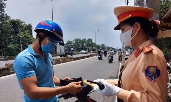 Điều khiển xe đứng tên người khác tham gia giao thông có bị phạt hay không?