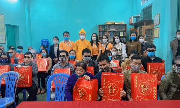 50 người mù của TP Hạ Long nhận quà Tết