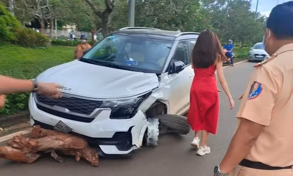 Xử phạt 70 triệu đồng cô gái say xỉn gây tai nạn, lái ôtô rụng bánh bỏ chạy