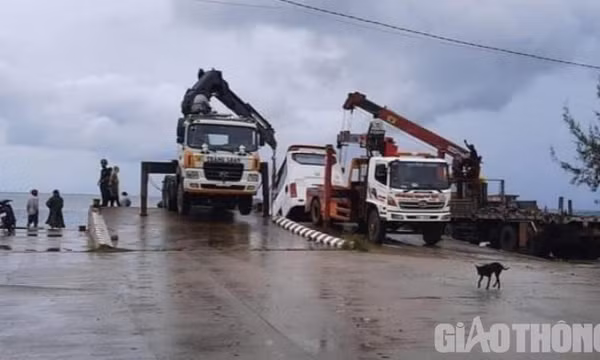 Phú Quốc: Xe 46 chỗ xuống phà Thạnh Thới rơi xuống biển