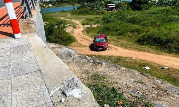 Người phụ nữ điều khiển xe ô tô đâm gãy trụ bê tông, lao xuống chân cầu