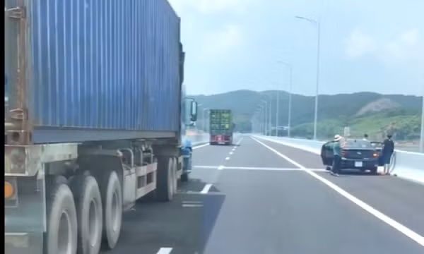 Xử phạt 10-12 triệu đồng hành vi dừng đỗ xe không đúng quy định trên cao tốc