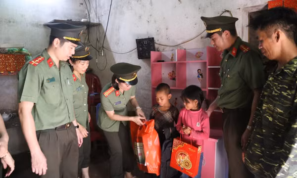 Tặng góc học tập cho trẻ em nghèo