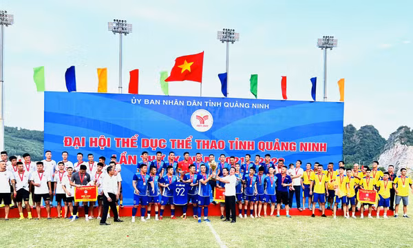 Thắng kịch tính trên chấm 11m, TP Cẩm Phả giành cúp vô địch