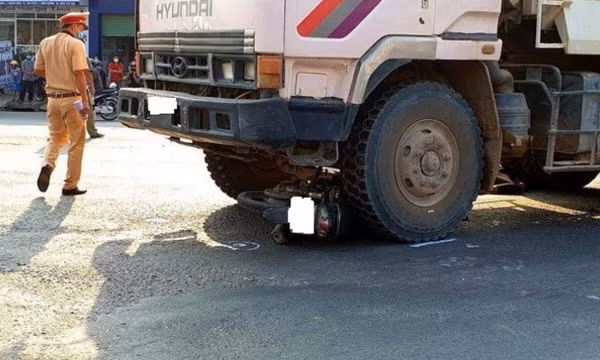 Sau cú va chạm với xe ben, hai bé gái tử vong thương tâm