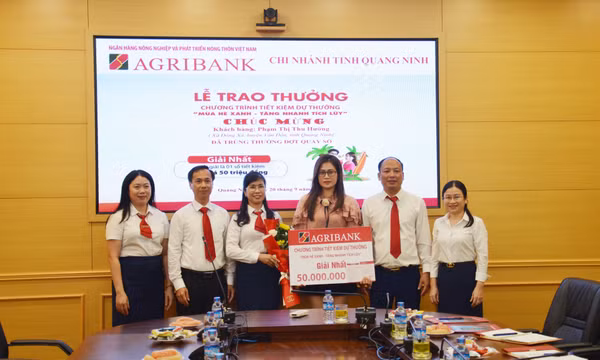Agribank Quảng Ninh trao giải cho khách hàng trúng thưởng chương trình “Mùa hè xanh – Tăng nhanh tích lũy”