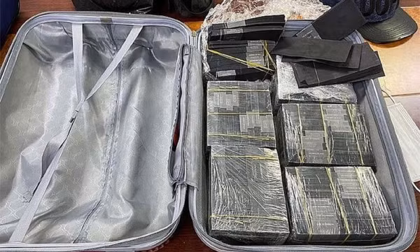 Phát hiện 1 triệu USD bị nhuộm đen ở sân bay Tân Sơn Nhất