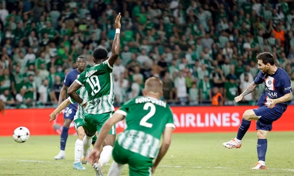 Messi chính thức vượt mặt Ronaldo ở Champions League